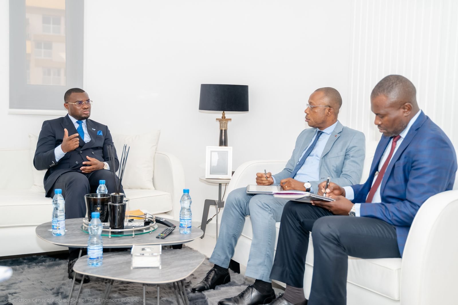 Réunion / Fonds Monétaire International (FMI) / Libreville :
Le Représentant Résident du FMI échange avec le Directeur Général du Budget et des Finances Publiques
